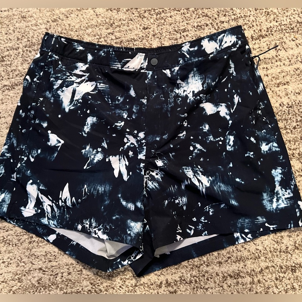 NWT/ VRST Stylish Black and White MENS Shorts, Slim Fit, Size L, 5” in seam
